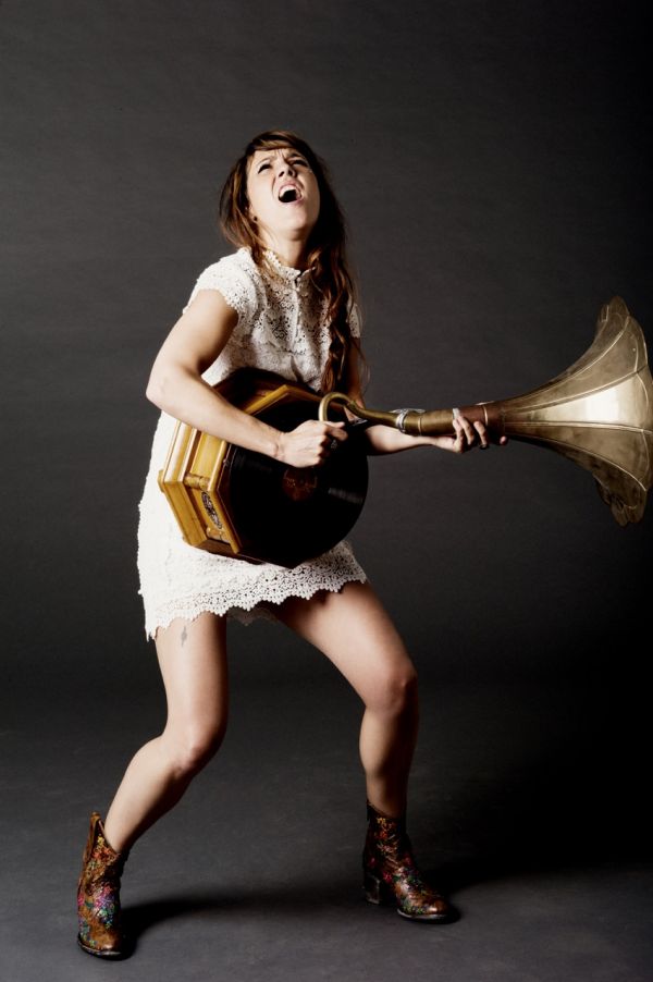 Francouzsk&aacute; zp�va�ka Zaz vystoup&iacute; ve Foru Karl&iacute;n 29. a 30. listopadu.