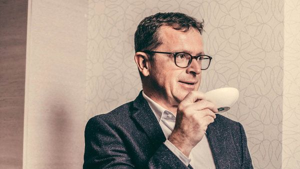 Obchodn&iacute;k s �ajem a k&aacute;vou Petr Zel&iacute;k kdysi za�&iacute;nal v JZD Slu&scaron;ovice. Dnes vlastn&iacute; firmu Oxalis, kter&aacute; provozuje stejnojmennou maloobchodn&iacute; s&iacute;� a vyv&aacute;�&iacute; �aj do �ady zem&iacute; v�etn� Indie.