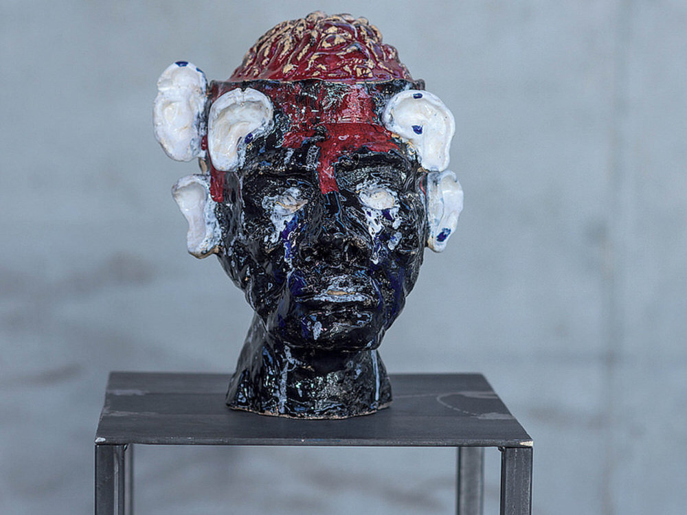 Marek Nenutil: We Are Beautiful 2, keramika, 22 × 29 cm