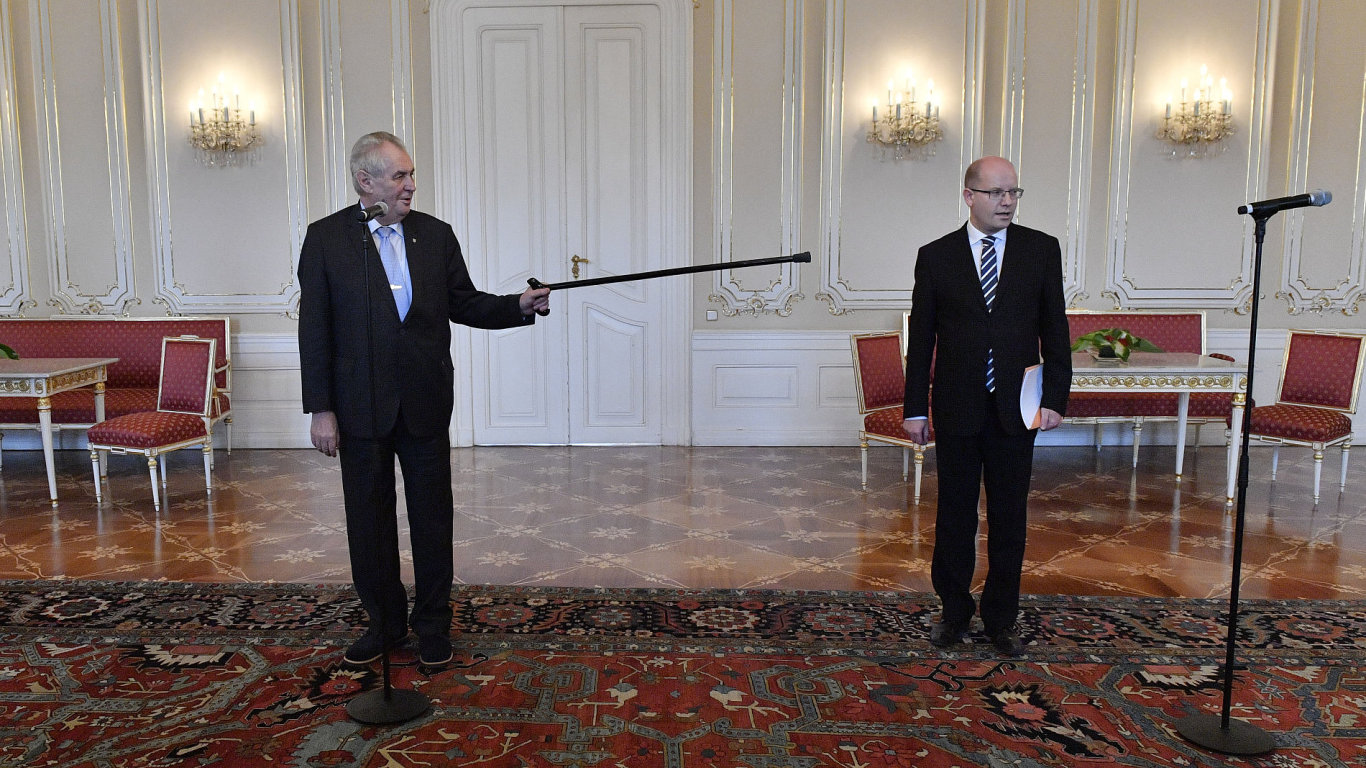 Prezident Milo Zeman ukazoval premirovi jeho msto hol.