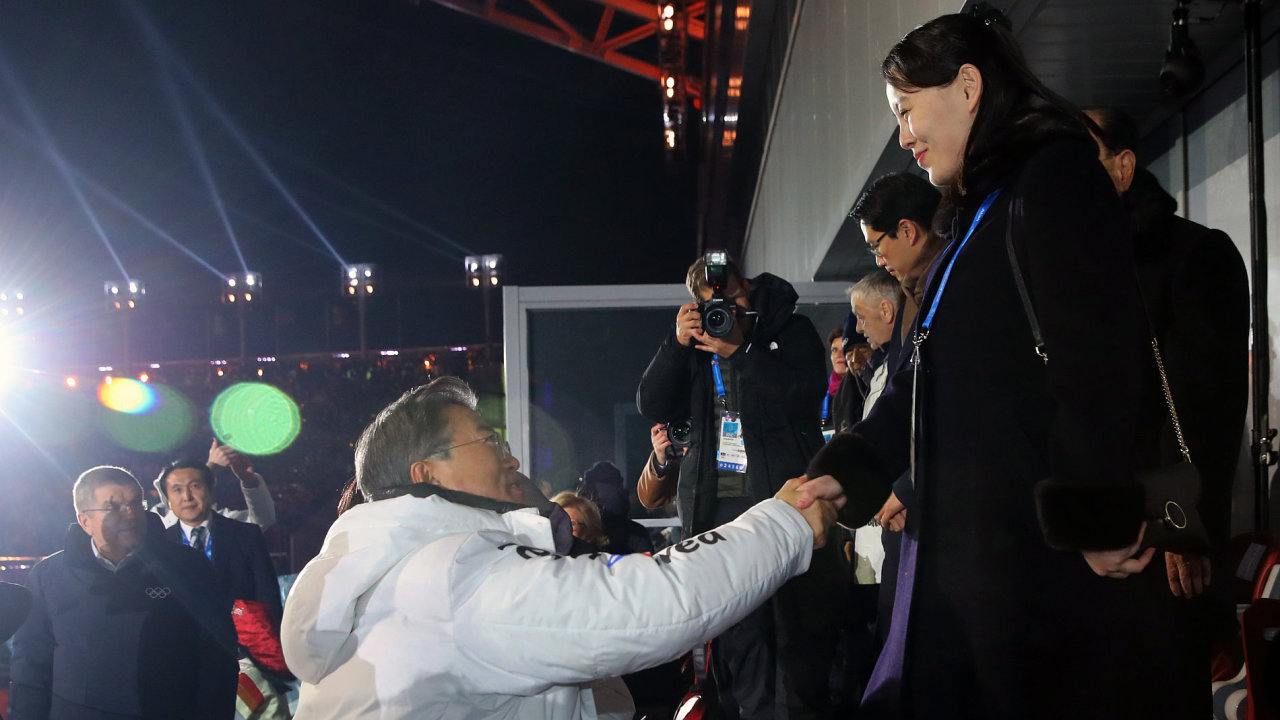 Sestra Kim Čong-una si podala ruku s prezidentem Jižní Koreje Mun Če-inem
