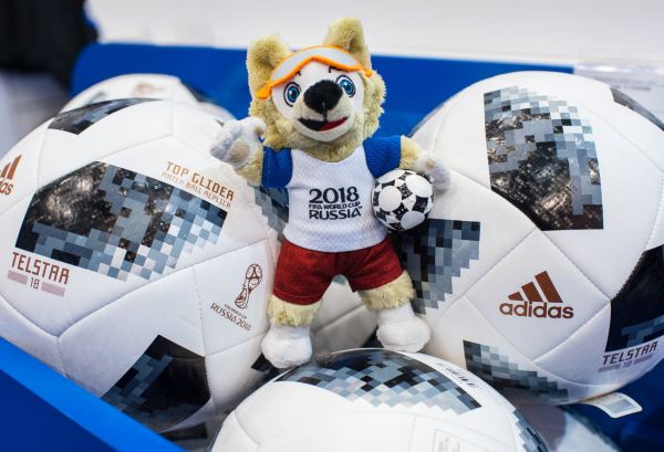 Adidas, Rusko, mistrovstv&iacute;, fotbal, sv�ta, m&iacute;�, kopan&aacute;, ply&scaron;&aacute;k, maskot Putin