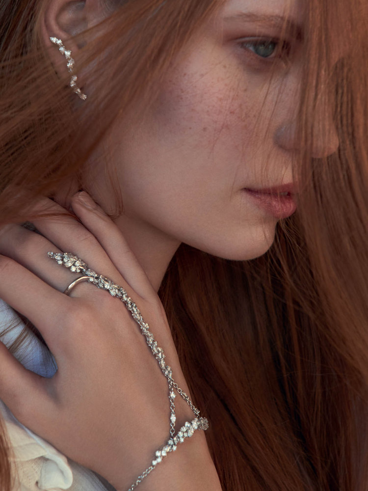 Šaty Jacquemus, prodává net-a-porter.com, 15 500 Kč; náušnice Mehndi z bílého zlata s diamanty 184 930 Kč; náramek Mehndi z bílého zlata s diamanty 806 130 Kč.