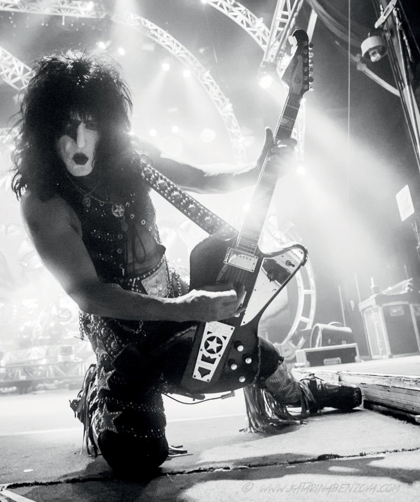 Slovenka Katarina Benzová se těší uznání od rockových legend jako Aerosmith, KISS nebo AC/DC. A také od Guns N’ Roses, jejichž je dvorní fotografkou.