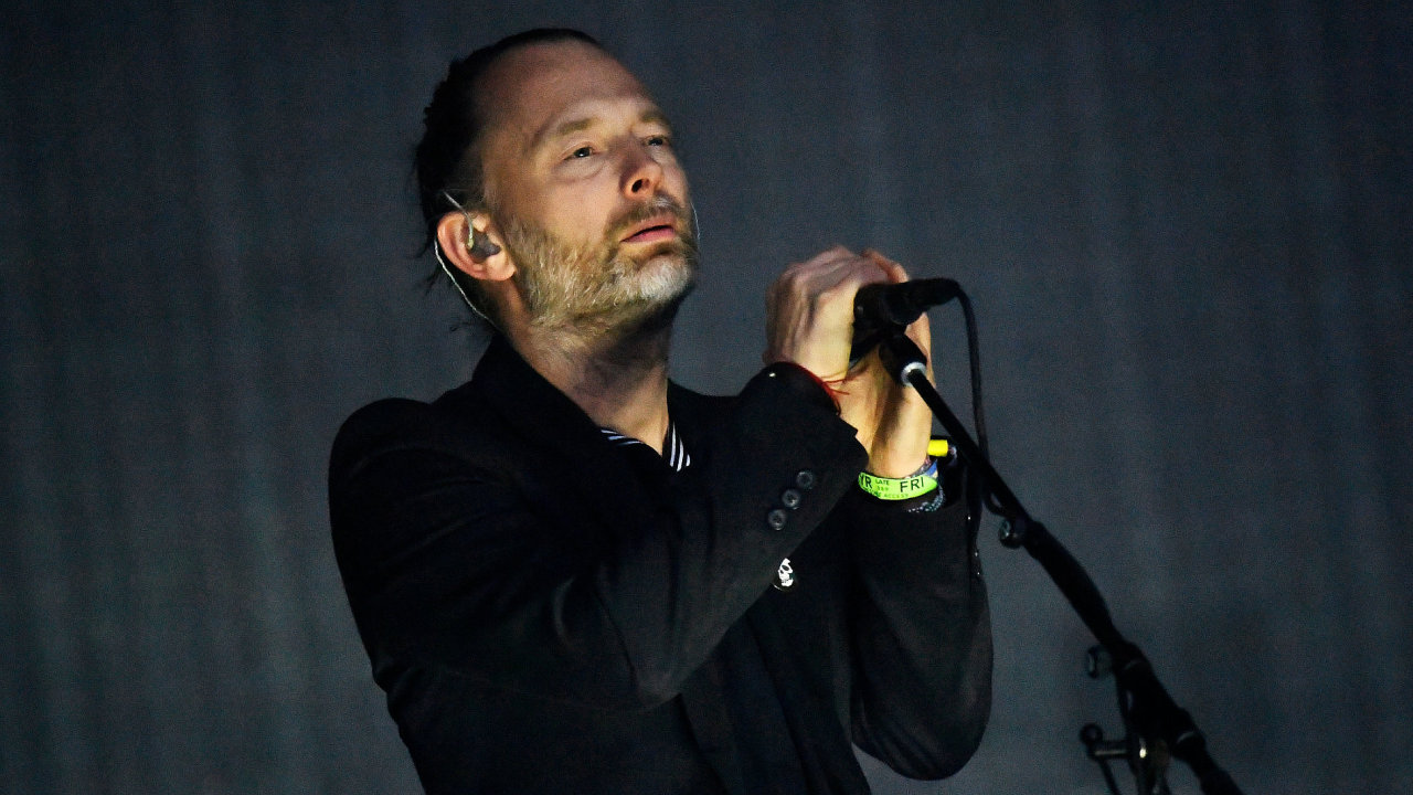 Na snímku z nedávného koncertu Radiohead na britském festivalu Glastonbury je zpìvák Thom Yorke.