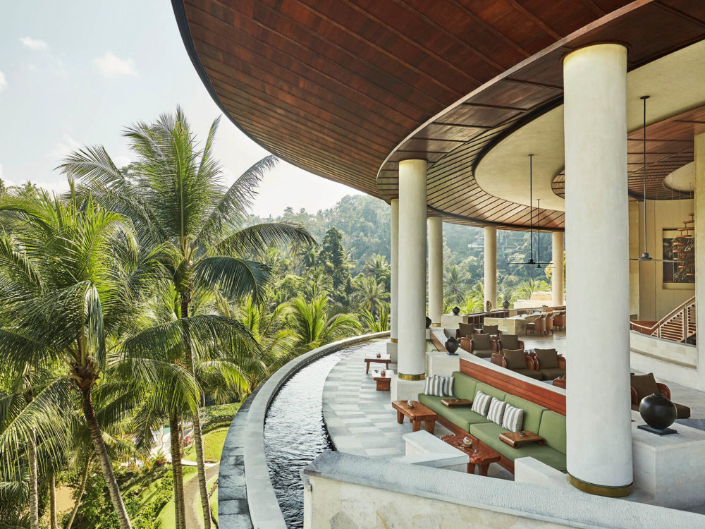 Terasa nad vrcholky stromů ve Four Seasons na Bali v resortu Sayan