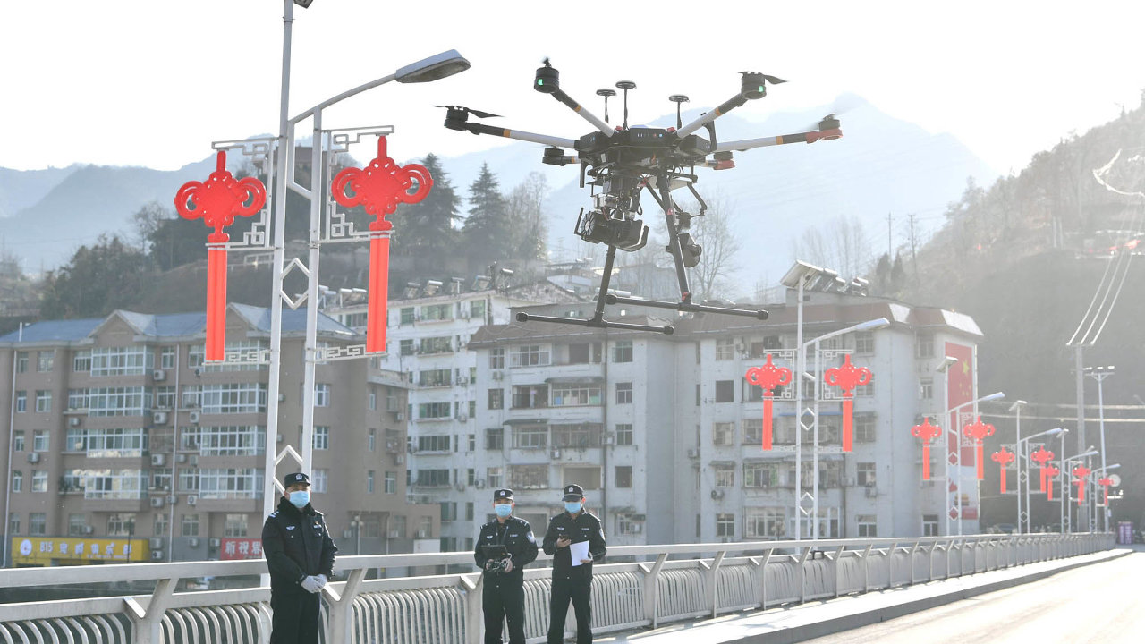 Na èínských sociálních sítích se objevují zábìry z dronù, které èínské úøady v nìkterých oblastech používají v boji proti koronaviru.