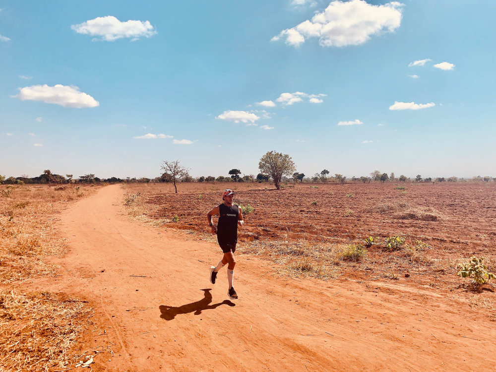 Osamocený Nick Butter při maratonu v africkém Malawi