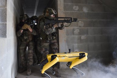 Francouzská armáda testuje robota od Boston Dynamics k průzkumu bojiště. Perfektní způsob využití, tvrdí firma