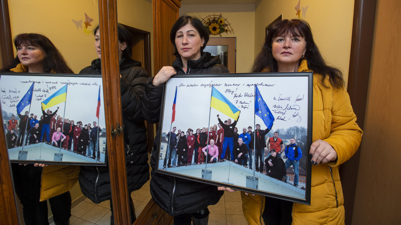 Svìtlana Tromsová a Natálie Rùžièková drží fotografii poøízenou v roce 2014, kdy Rusko zaútoèilo na Krym.