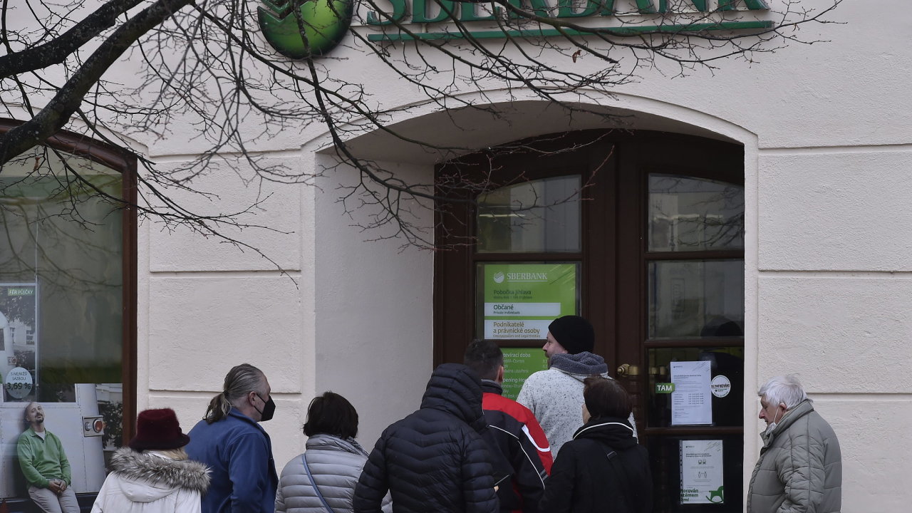 Fronty ped pobokou Sberbank.