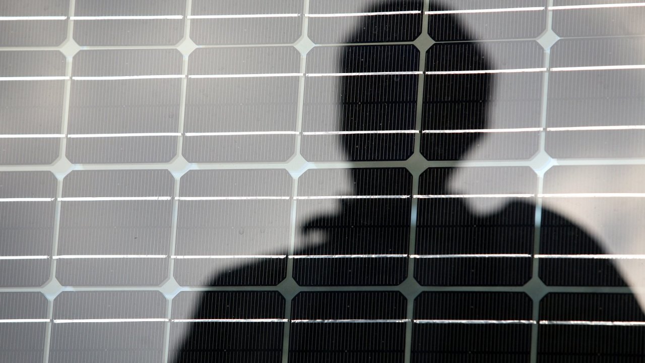 Ilustraèní foto - Solární panel a na nìm silueta muže
