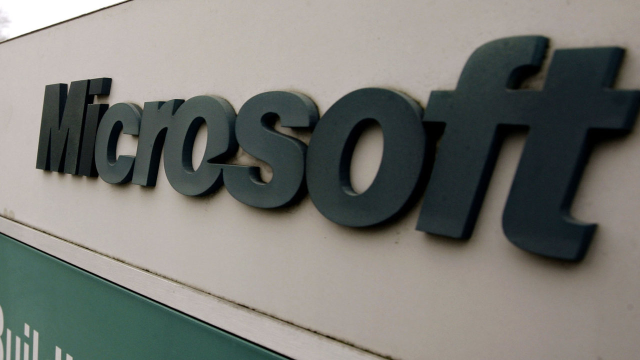 Logo Microsoftu na budov jeho sdla v americkm mst Redmond.