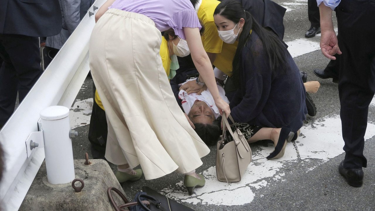 Japonsk expremir inz Abe byl pevezen do nemocnice pot, co ho bhem politick kampan v prefektue Nara napadl tonk.
