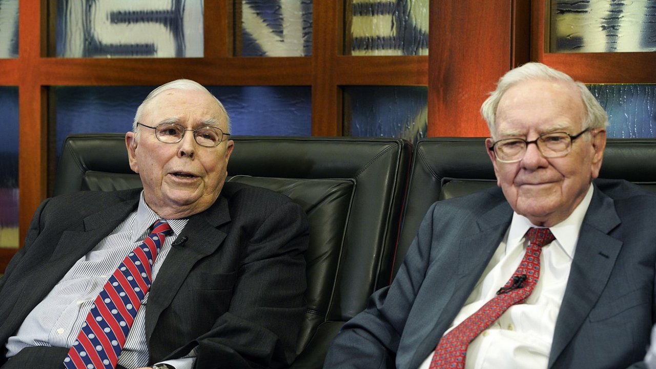 Pøedseda pøedstavenstva spoleènosti Berkshire Hathaway Warren Buffett (vpravo) a jeho místopøedseda Charlie Munger (vlevo).