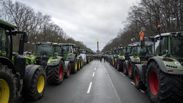 Biozemědělci utlačování Green Dealem, nebo nebezpeční extremisté? Co stojí za traktorovou vzpourou nejen v Německu