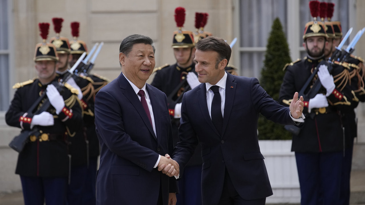 Francouzsk prezident Macron a jeho nsk protjek Si v paskm Elysejskm palci.
