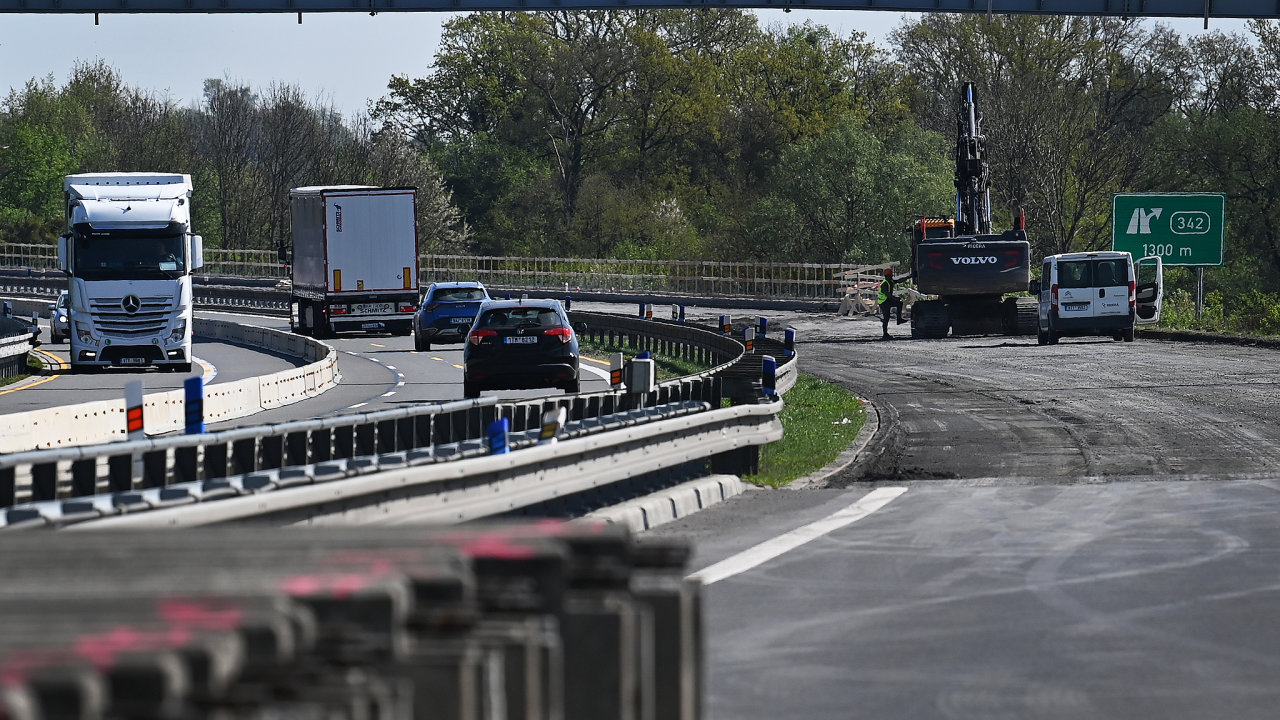 Zahjen opravy mostu na dlnici D1 mezi obcemi Velk Albrechtice a Bravantice v dubnu 2024. Jde o zhruba 341. kilometr ve smru na Ostravu.