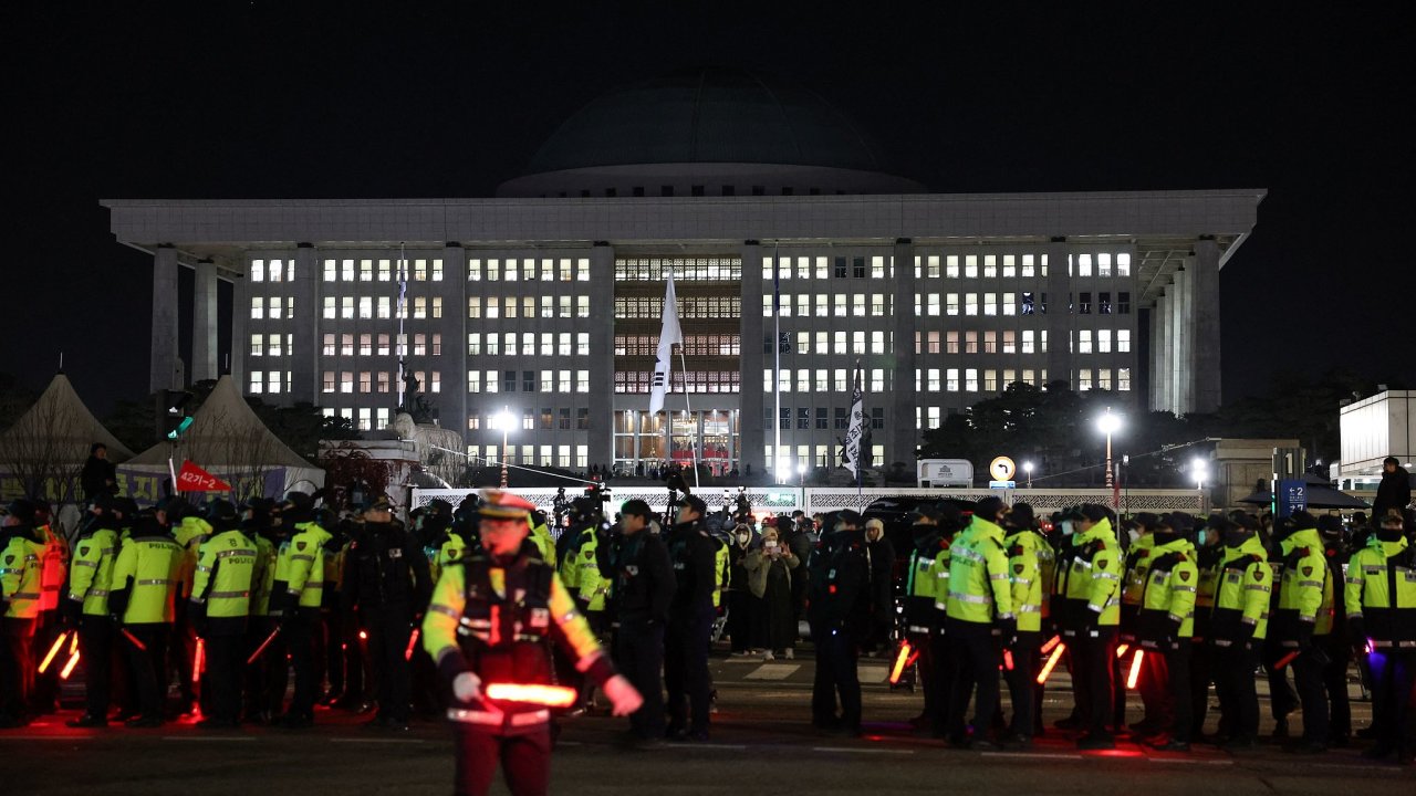 Policist se shromauj pes budovou jihokorejskho parlamentu v Soulu, pot co prezident Jun Sok-jol vyhlsil stann prvo.