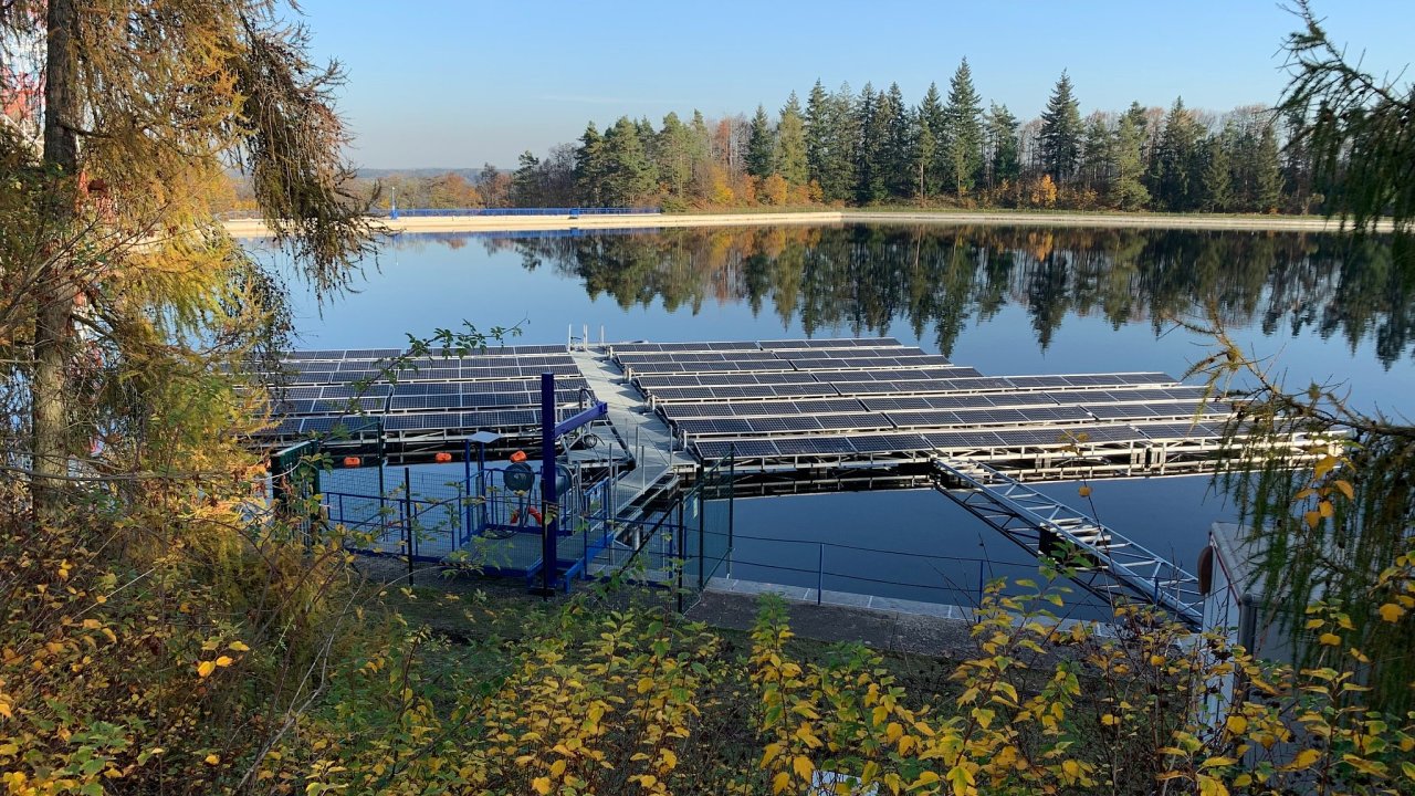 Prvn� plovouc� fotovoltaick� elektr�rna v �esku vznikla u� v roce 2022 na hladin� horn� n�dr�e �t�chovick� p�e�erp�vac� vodn� elektr�rny.
