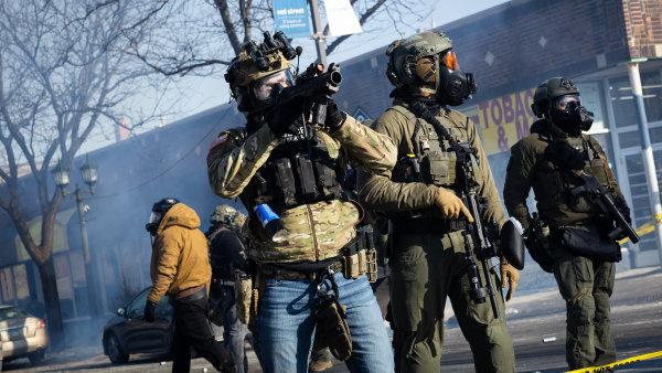 Trumpovo gestapo? Co je ICE, jehož agenti jsou ve vyhrocených chvílích schopni zabít člověka s mobilem v ruce