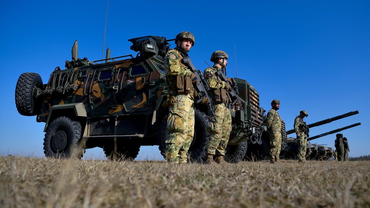 Orb�n povolal arm�du, aby vystra�il voli�e, u� p�ed volbami v roce 2022, jak ukazuje tento sn�mek.