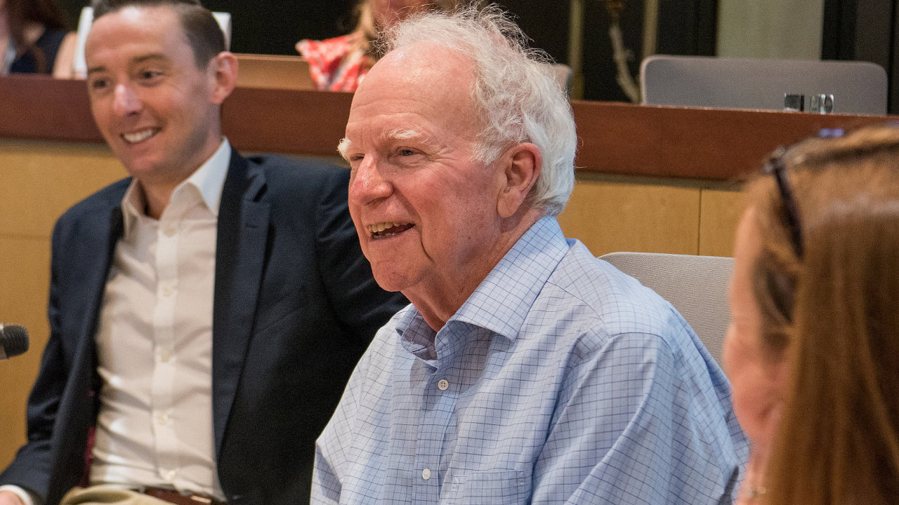 Ekonom Robert E. Hall působí na Stanfordově univerzitě.