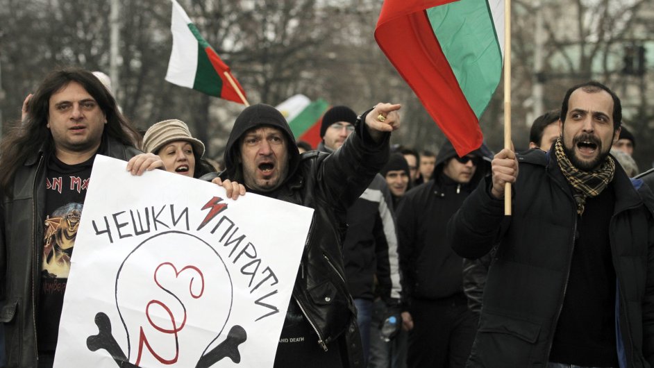 Bulhaři demonstrují proti vysokým účtům za elektřinu.