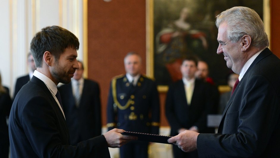 Prezident Milo� Zeman (vpravo) jmenoval 12. b�ezna na Pra�sk�m hrad� Roberta Pelik�na ministrem spravedlnosti.