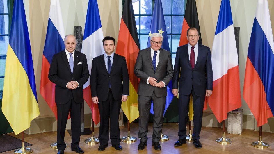 (zleva) francouzsk ministr zahrani Laurent Fabius, ukrajinsk ministr zahrani Pavlo Klimkin, nmeck ministr zahrani Frank-Walter Steinmeier, rusk ministr zahrani Sergey Lavrov