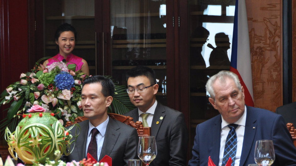 Èlen poradního týmu prezidenta Miloše Zemana pøedseda pøedstavenstva èínské skupiny CEFC Jie �ien-ming (vlevo).