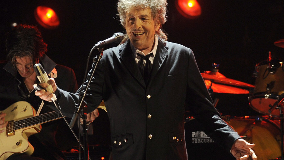 Bob Dylan se fotit nechv mlokdy. Tento snmek pochz z koncertu v lednu 2012.