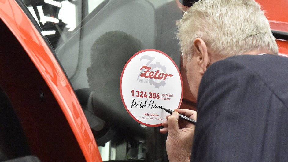 Prezident se podepsal na traktor, firma stroj vystav v muzeu.