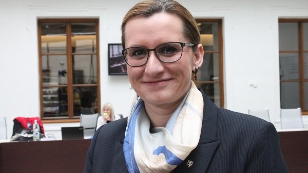 Prosadila nový. Ministryně pro místní rozvoj Karla Šlechtová (ANO) přišla s novým zákonem o veřejných zakázkách, který již ladí s evropskou směrnicí.