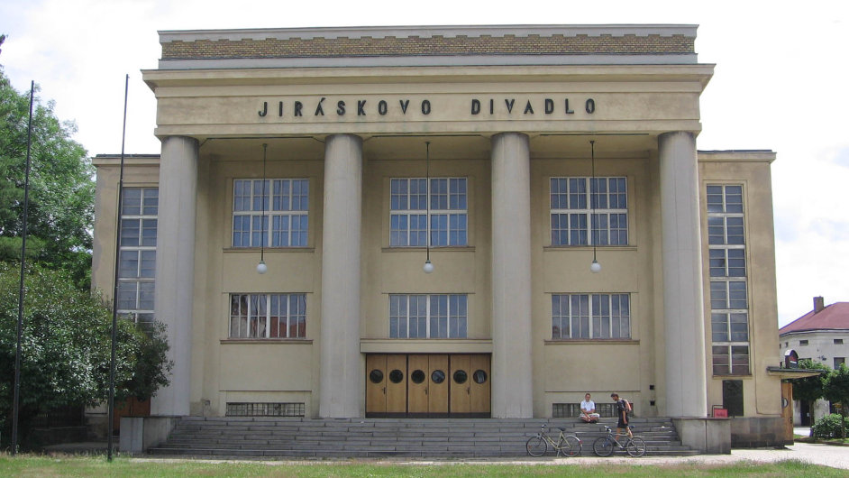 Jirskovo divadlo v Hronov je jednm ze sl, kde se kadoron kon festival amatrskho divadla Jirskv Hronov.