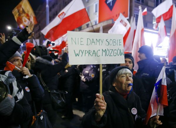 Desetitis&iacute;ce Pol&aacute;k� demonstrovaly proti vl&aacute;d�.