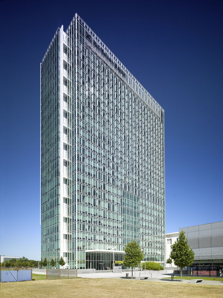 City Tower, nejvyšší pražskou budovu (Richard Meier), chrání plášť o ploše 25 000 m2.