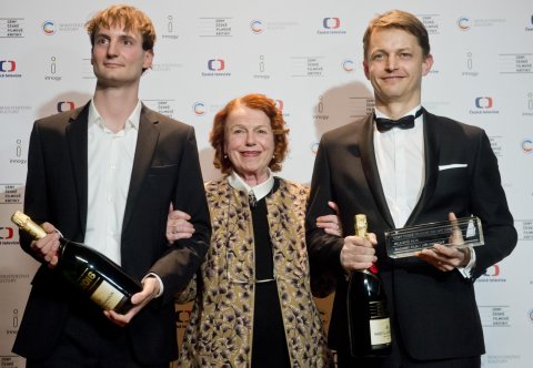Cenu za nejlepší film obdrželi slovinský režisér Olmo Omerzu (vlevo) a producent Jiří Konečný (vpravo) za Rodinný film, ocenění jim předala herečka Iva Janžurová (uprostřed).