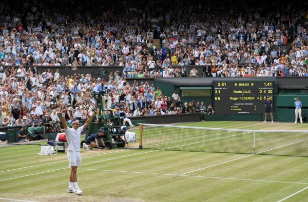 Roger Federer vyhr&aacute;l sv�j osm&yacute; wimbledonsk&yacute; titul