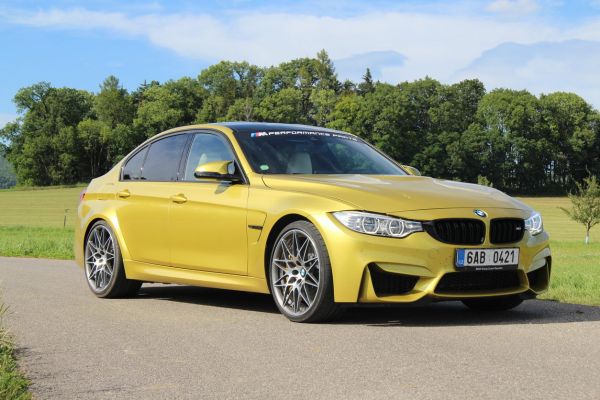 Sta�&iacute; zm&aacute;�knout jedno tla�&iacute;tko a p&aacute;l&iacute;te pneumatiky. Testovali jsme nejsiln�j&scaron;&iacute; verzi BMW M3