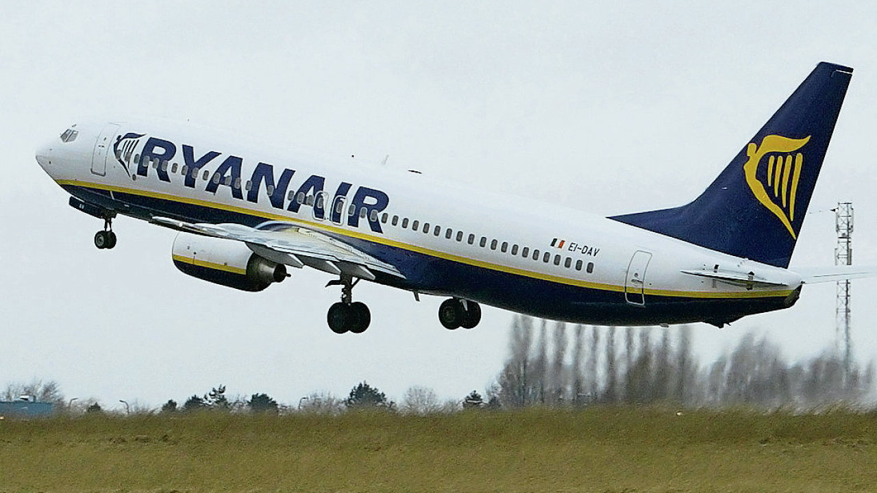 Od dubna ltaj stroje s logem Ryanair i z ranvej Letit Vclava Havla v Praze.