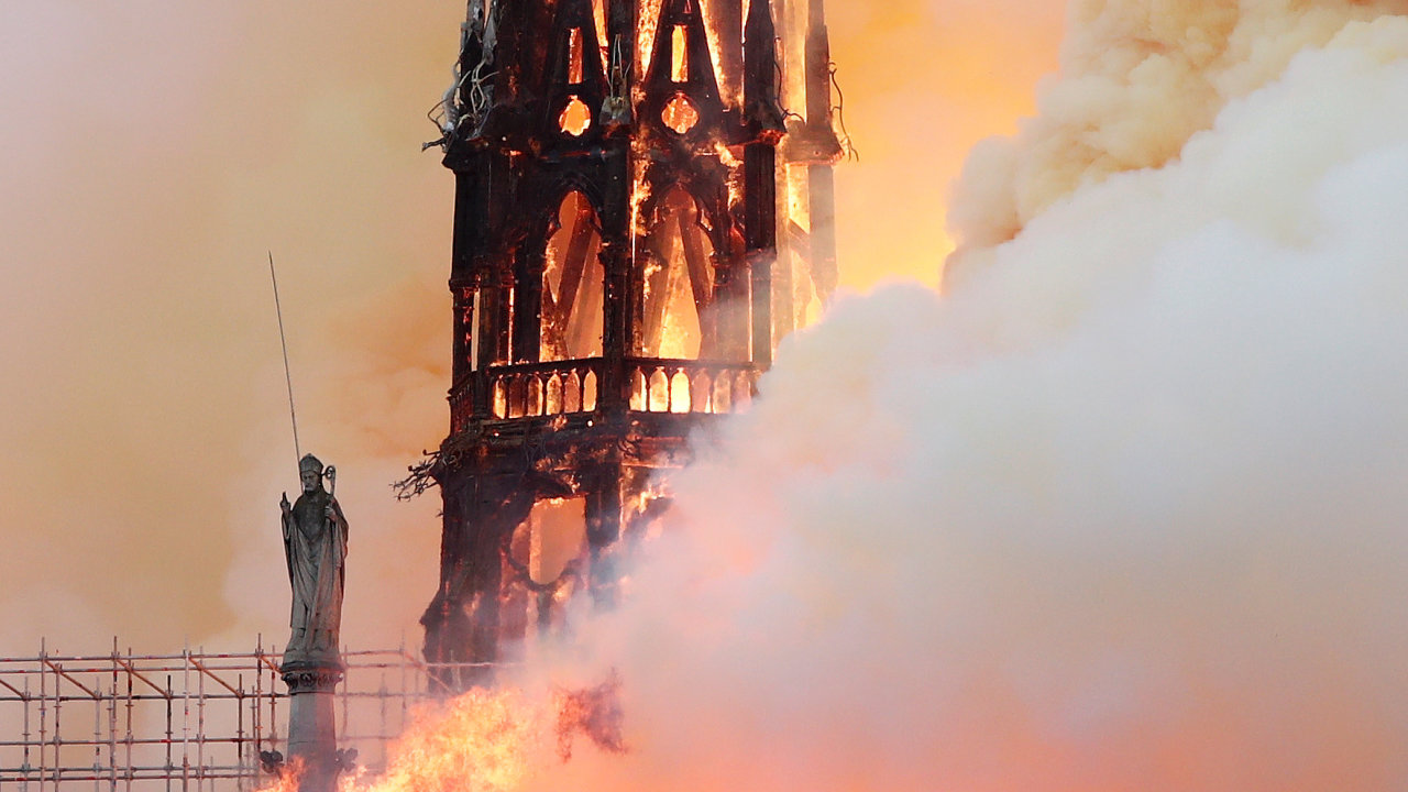 Ve slavn pask katedrle Notre-Dame vypukl por