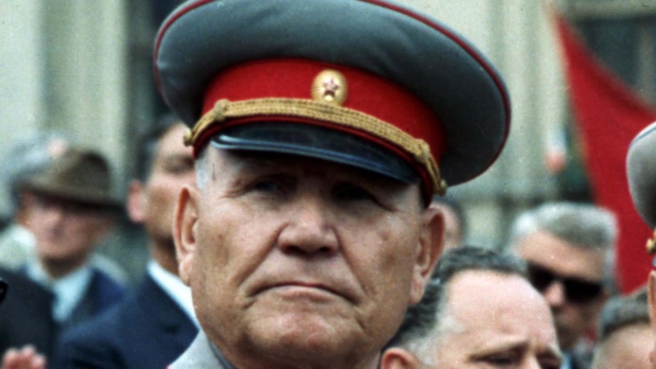 Maršál Konìv osvobozoval èást Èeskoslovenska, ale v 50. letech potlaèil maïarské povstání, podílel se na výstavbì Berlínské zdi a zaštítil zpravodajský prùzkum pøed okupací Èeskoslovenska v roce 1968.