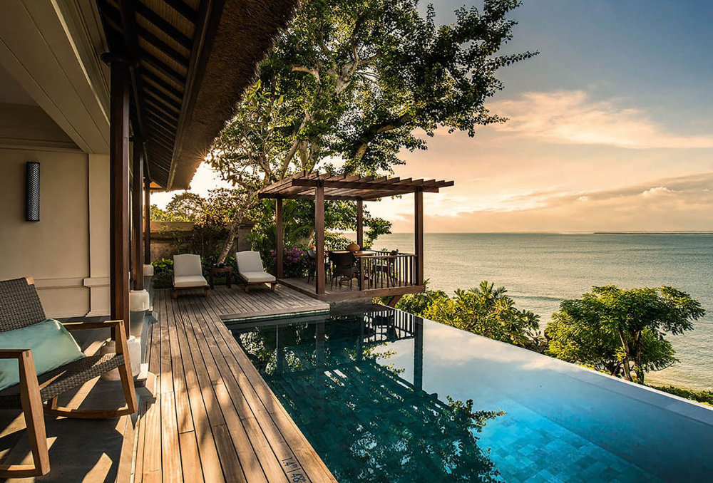 Terasa nad vrcholky stromů ve Four Seasons na Bali v resortu Jimbaran