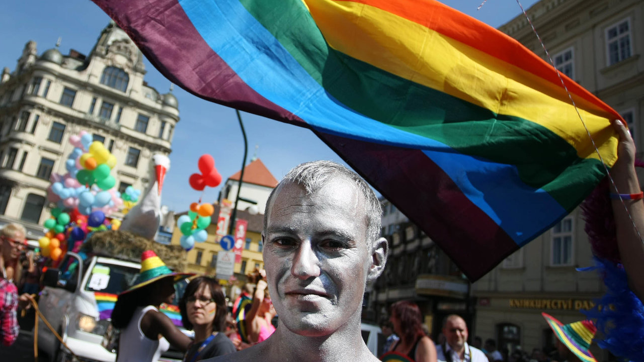 Každý rok se všichni zamìstnanci firmy Primeros úèastní festivalu Prague Pride, aby vyjádøili podporu LGBT komunitì.