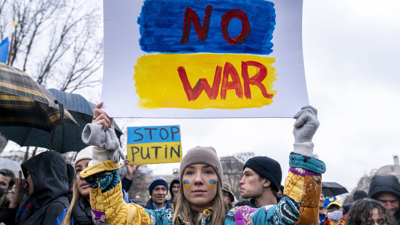 Dvka na protestu proti rusk agresi ve Washingtonu.