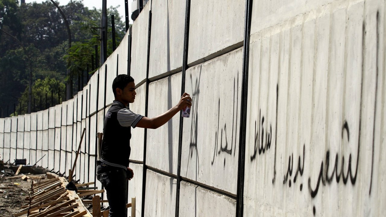 Zed kolem izraelske ambasady v Kahire