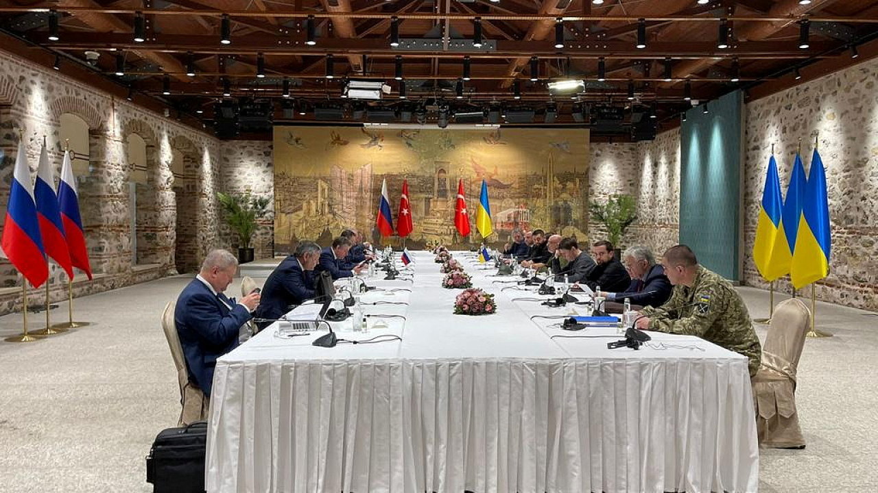Ruská a ukrajinská delegace v úterý po dvou týdnech usedly k jednacímu stolu v tureckém Istanbulu.