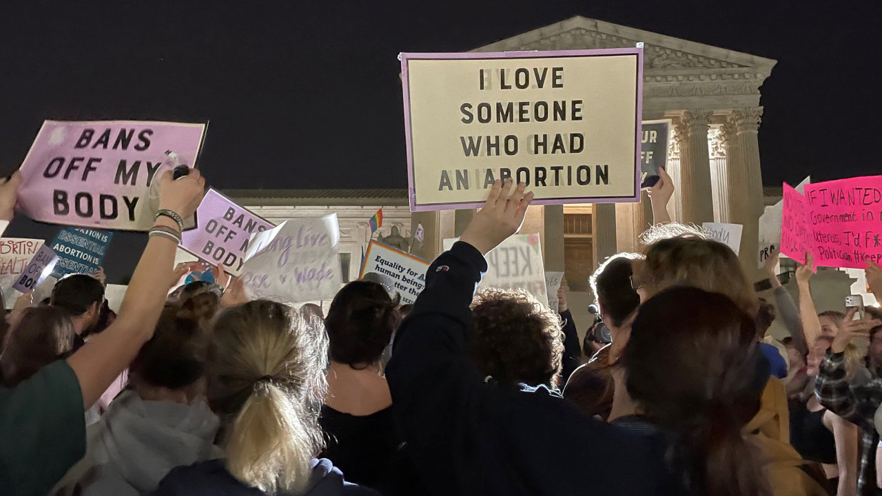 „Miluji nìkoho, kdo mìl potrat“ I takové nápisy byly vidìt na demonstraci proti delegalizaci potratù pøed budovou Nejvyššího soudu USA: