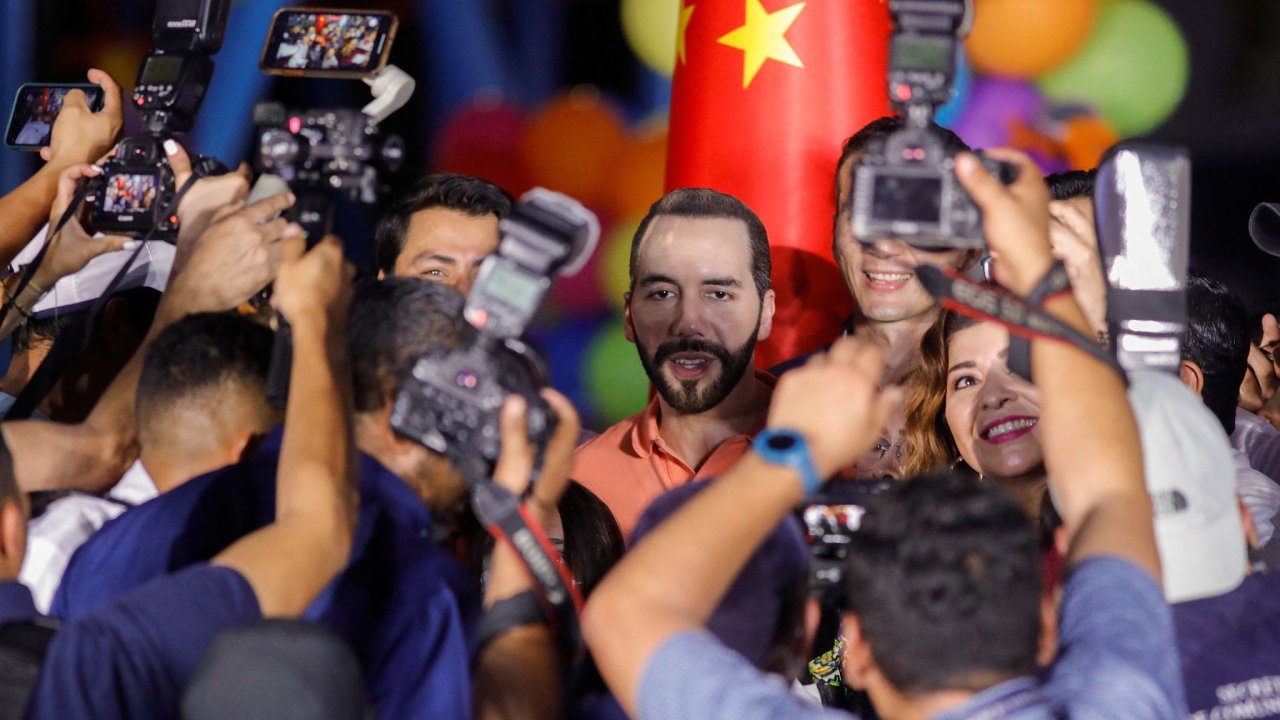 Dávej najevo své ego. Salvadorský prezident Nayib Bukele obklopen fotografy.